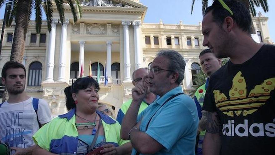 Trabajadores de Limsa se concentran en las puertas del Ayuntamineto de la ciudad.