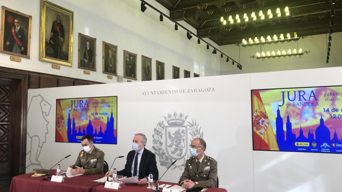 El Comandante Militar de Zaragoza y Teruel, el general Manuel López; el delegado de Defensa en Aragón, el coronel Conrado Cebollero; y el alcalde de Zaragoza, Jorge Azcón, presentan la Jura de Bandera civil.