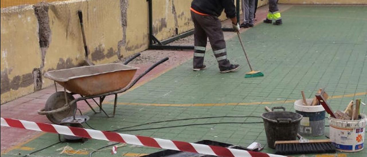 Operarios municipales mientras trabajan en el Gregorio Chil y Naranjo.