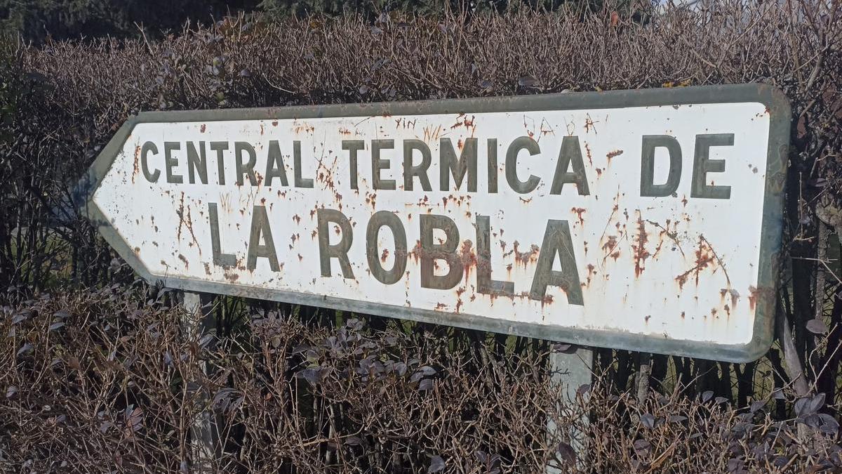 Una señal de tráfico en dirección a la central térmica de La Robla.