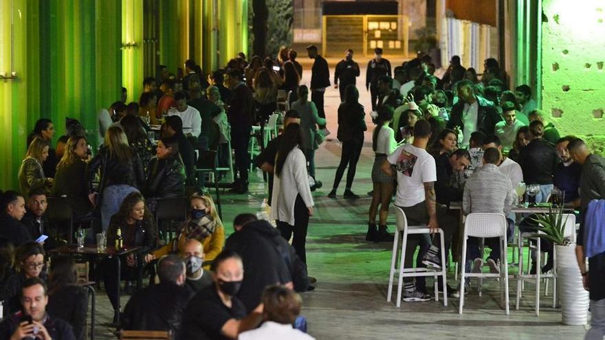 Terrazas llenas de gente en Cartagena.