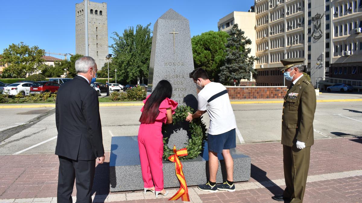 Momento del homenaje a los caídos por la patria durante la celebración del 25 aniversario de la Delegación de Defensa.