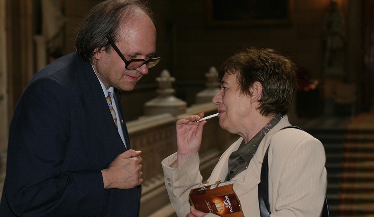 Ana María Moix y su amigo Pere Gimferrer, en 2004.