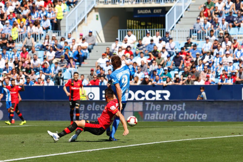 Un tanto de Leo Suárez a cinco minutos del final le da la victoria y los tres puntos al RCD Mallorca en su visita a La Rosaleda, en un duelo de aspirantes al ascenso a Primera División que comenzaban la jornada empatados a puntos.