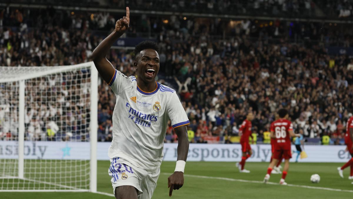 El delantero brasileño del Real Madrid Vinicius JR. celebra el gol marcado al Liverpool durante el partido de la final de la Liga de Campeones disputado este sábado en el Estadio de Francia, en Saint-Denis. EFE/JuanJo Martín