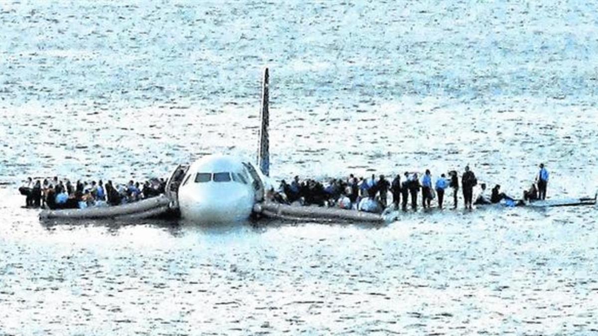 El avión de US Airways siniestrado, flotando sobre el río Hudson.