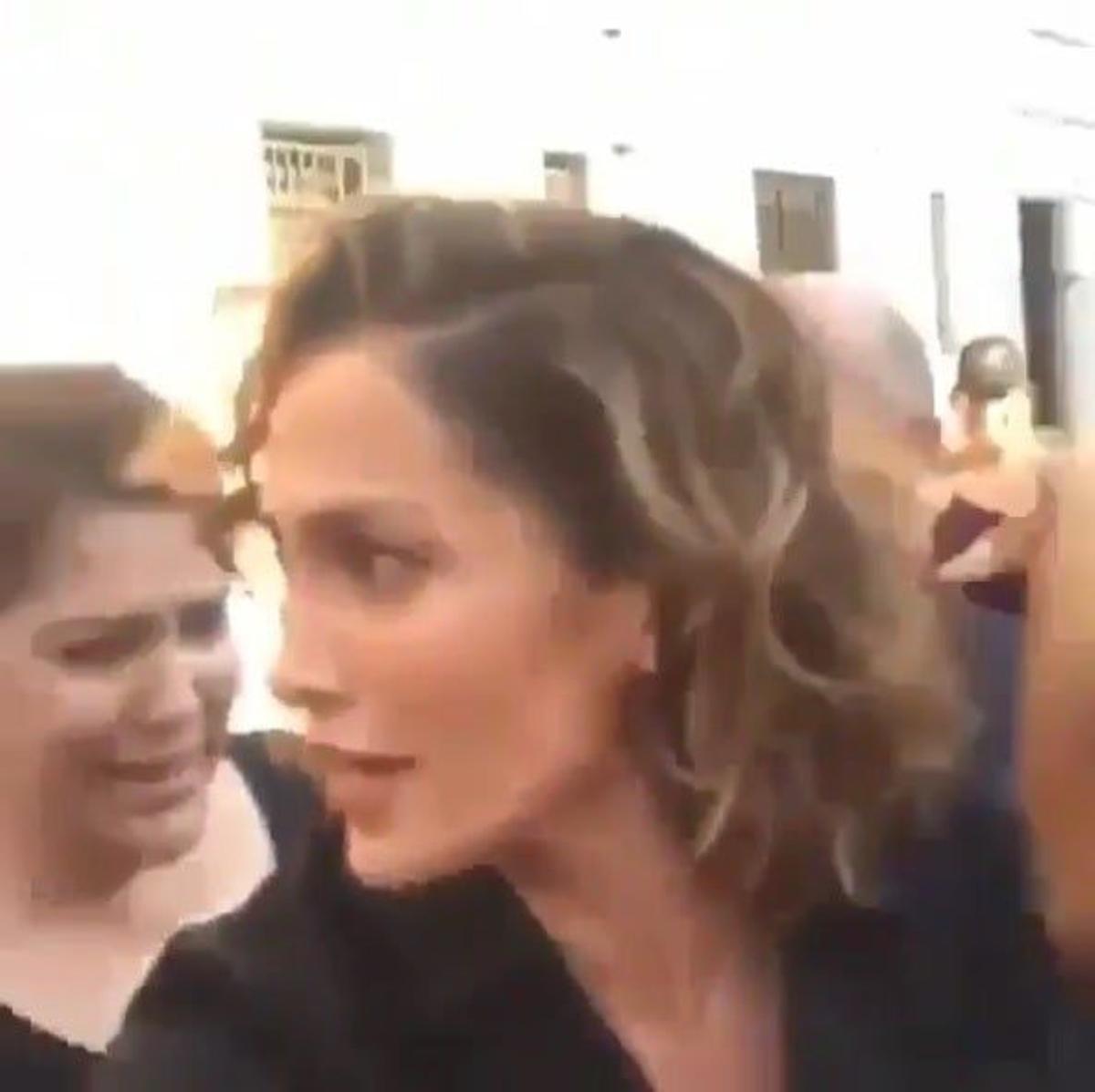 Jennifer López en una vídeo con una fan