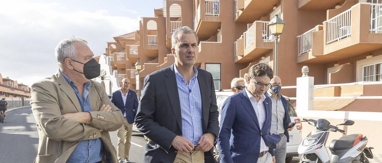 Javier Ortega Smith pasea, ayer, junto a compañeros de partido por las inmediaciones del hotel Costa Caleta. | | GABRIEL FUSELLI