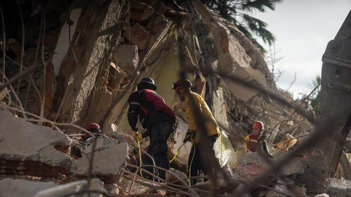 Equipos de rescate trabajan en un edifico afectado por un terremoto en la zona de Altamira en Caracas,