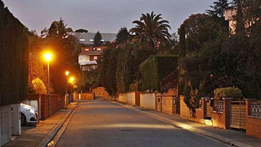 Un dels carrers de la urbanització Mas Jardí, del barri de Palau de Girona.