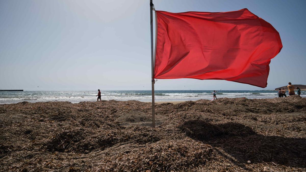 Imagen de archivo de una playa con bandera roja.
