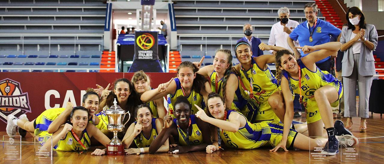 Las jugadores del SPAR Gran Canaria júnior celebran el título del Campeonato de España conquistado ayer en Huelva. | | FEB