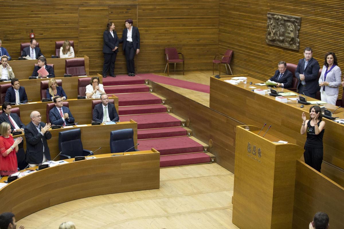 La presidenta de la Avm3j Beatriz Garrote recibe el aplauso de las Corts, excepto de los diputados del PP, tras intervenir en un receso del pleno del 3 de julio de 2015, que aprobó la segunda comisión de investigación del accidente del metro.