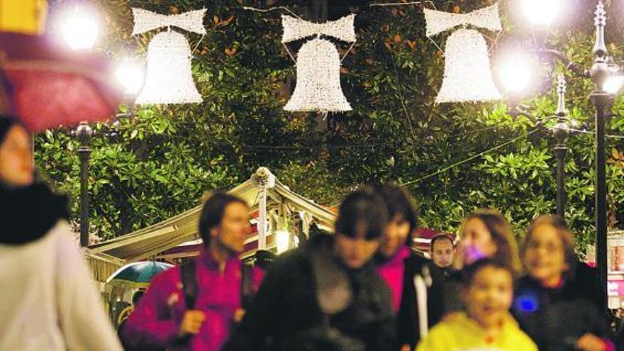 Uno de los arcos luminosos, formado por campanas, que ya cuelgan sobre la calle Corrida.