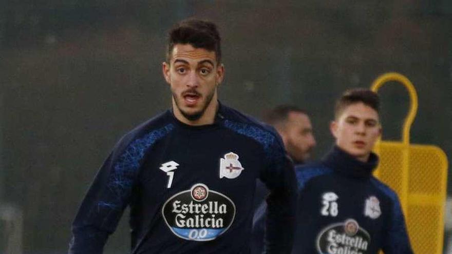 Joselu, ayer en el entrenamiento de la plantilla en Abegondo.