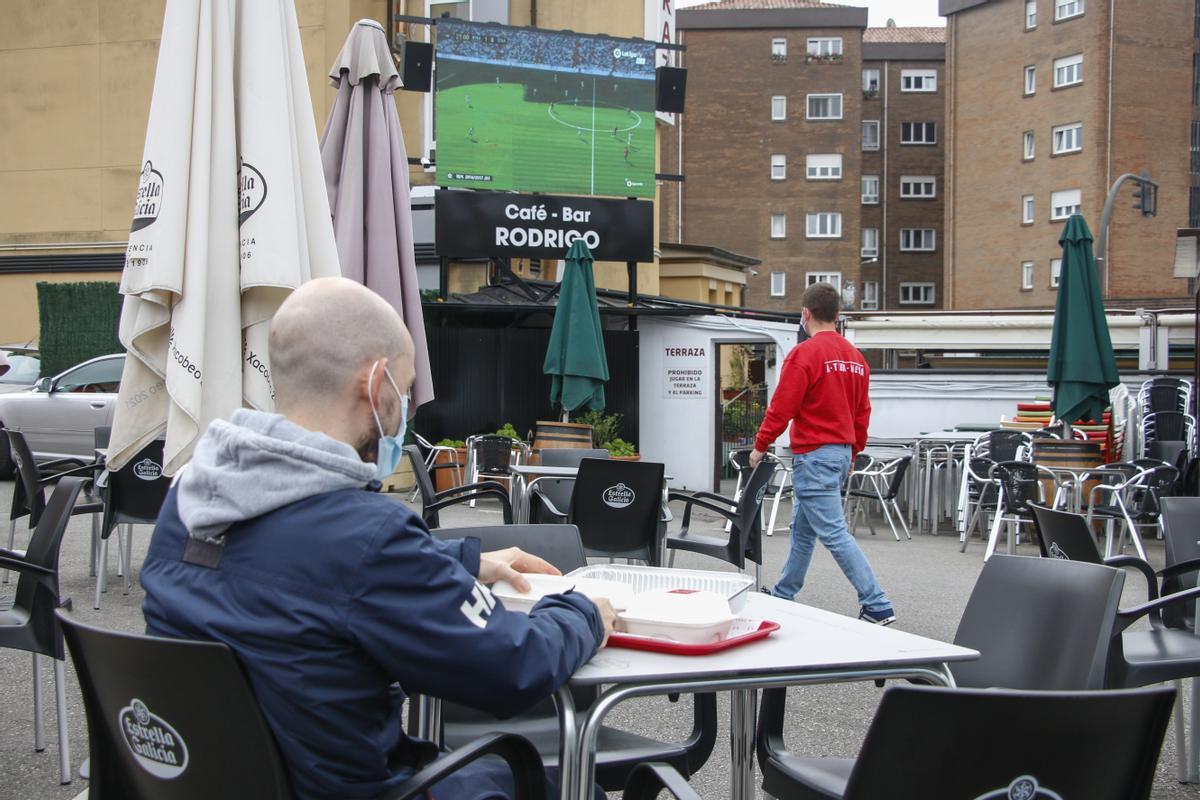 Pantalla gigante en la terraza compartida con el café-bar Rodrigo.