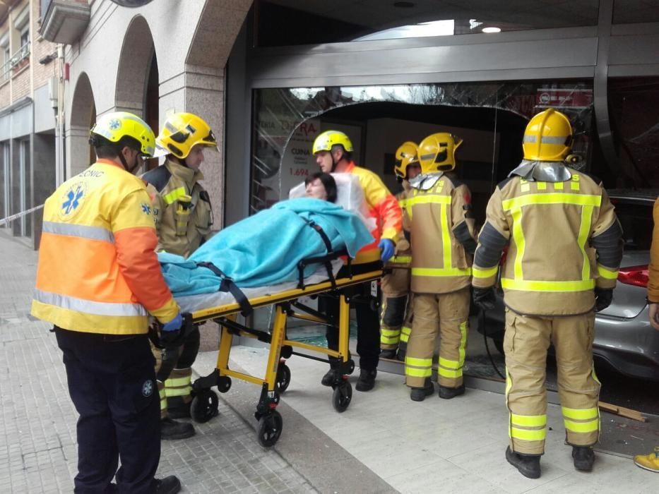 Un cotxe s'encasta contra una botiga a Berga