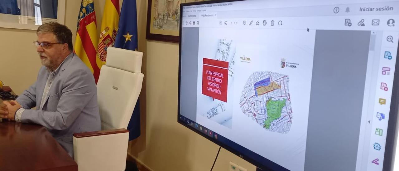 El alcalde Fulgencio Cerdán presentando la nueva actuación del Plan Especial de Centro Histórico de Villena.