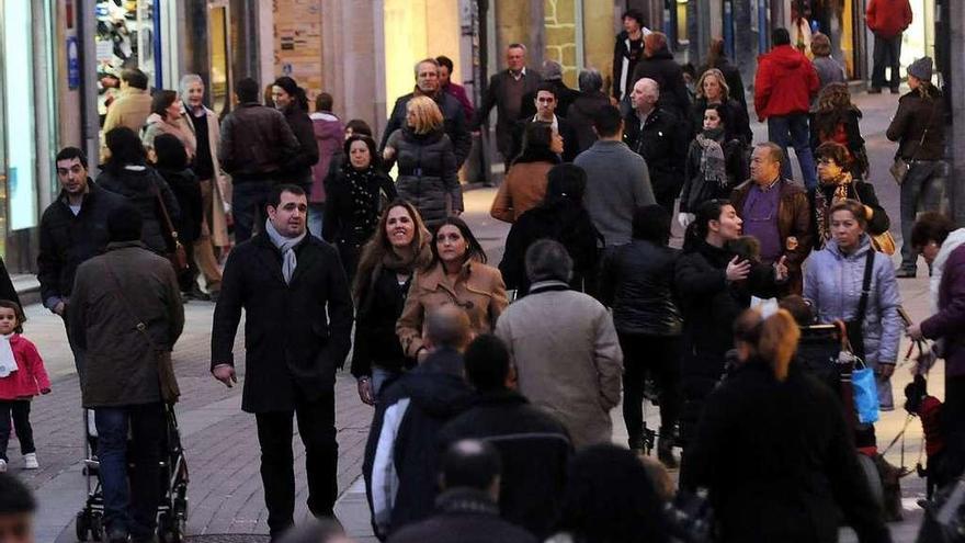 Pontevedreses en una calle de la ciudad. // Rafa Vázquez