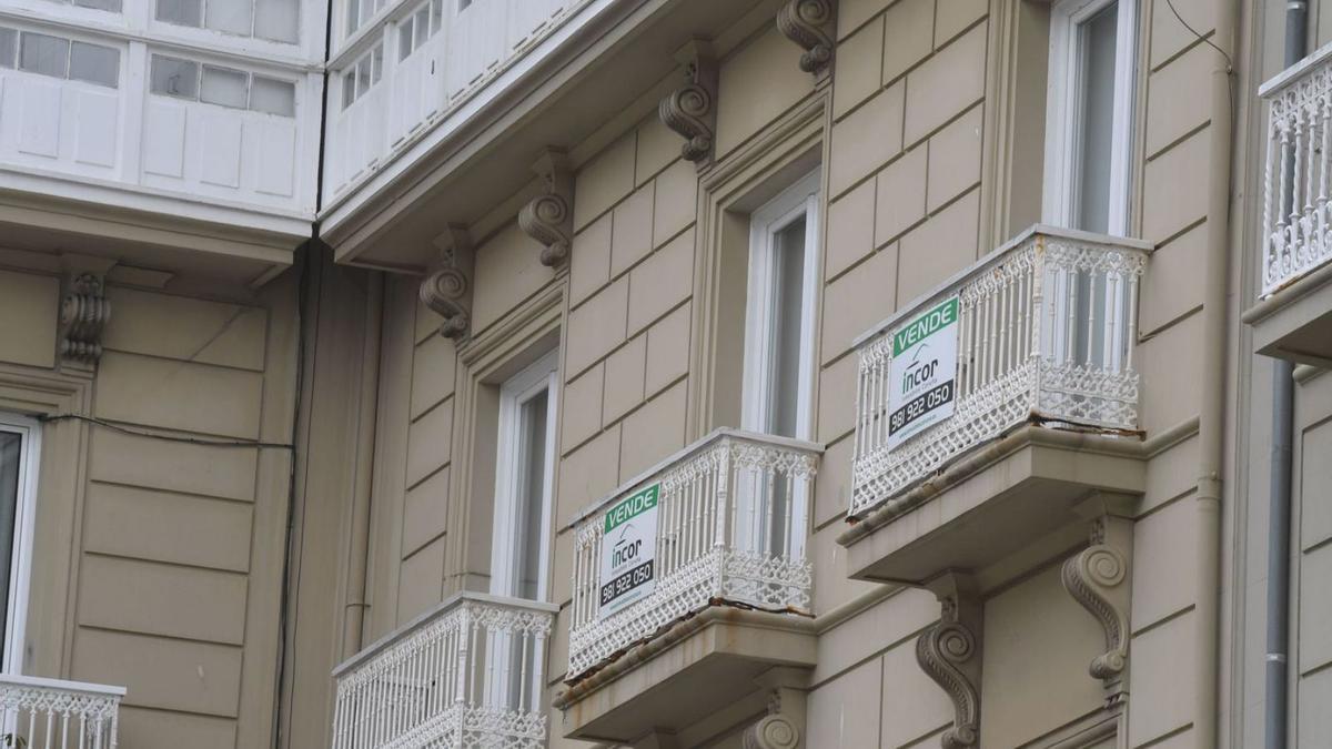 Carteles de ‘Se vende’ en la fachada de un edificio en A Coruña. |   // VÍCTOR ECHAVE