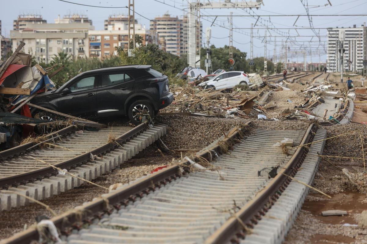 Decenas de coches amontonados en las vías del tren en Sedaví, Valencia.
