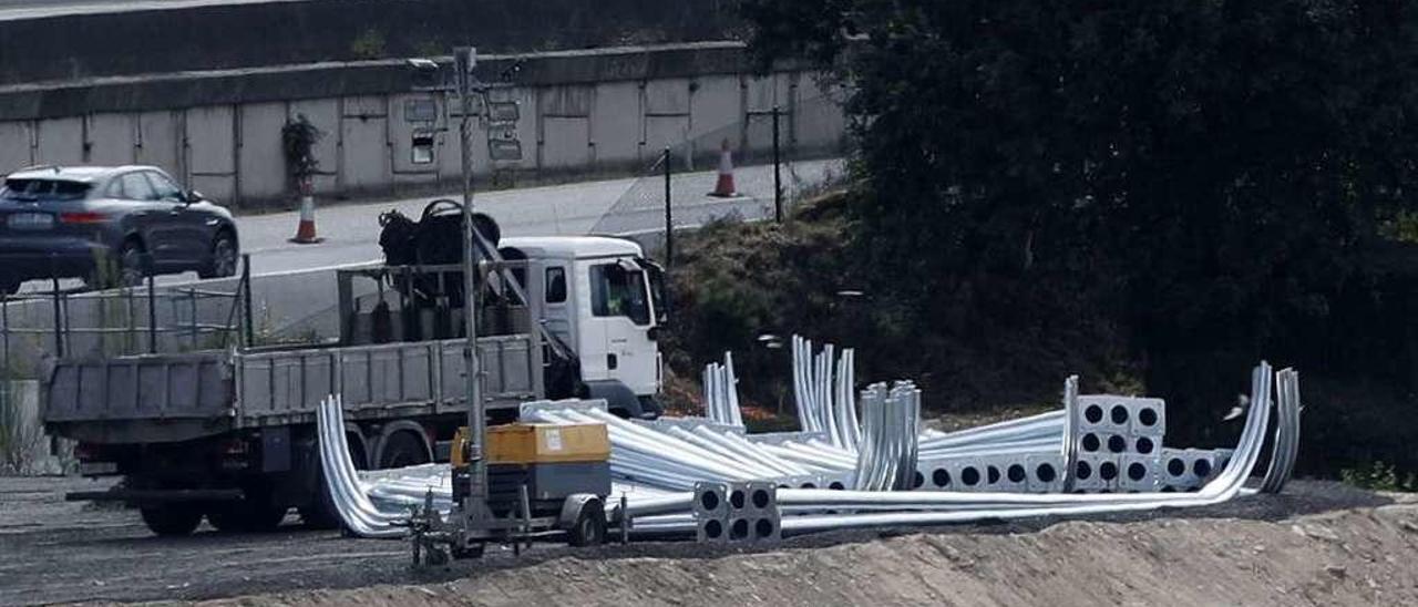 Las farolas de la ampliación, ya en Chapela  |  Las nuevas farolas con las que Audasa iluminará la ampliación de la AP-9 en la entrada a Vigo ya estaban ayer almacenadas en Chapela (como se observa en la fotografía superior). La empresa abrió la semana pasada los viales de la ampliación en las proximidades de Rande para trabajos de alfaltado y en breve comenzará la instalación de las luminarias. Audasa ha agilizado en los últimos meses los trabajos tanto en el puente como en los accesos para que la ampliación esté operativa antes de que finalice el año y poder así aplicar una subida de las tarifas de autopista en 2018.