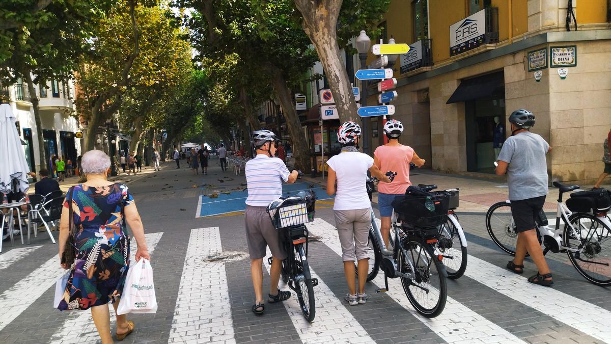 Vecinos de Dénia, en la calle Marqués de Campo