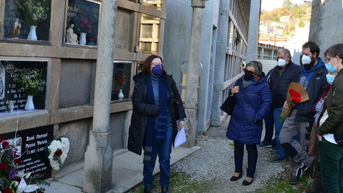 Viúva e fillos de Xosé Manuel Pazos, tras depositar os ramos de flores na súa tumba.