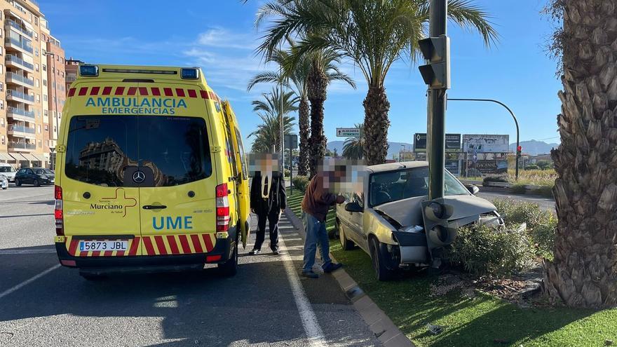Se estrella contra un semáforo cuando conducía sin carné por Murcia