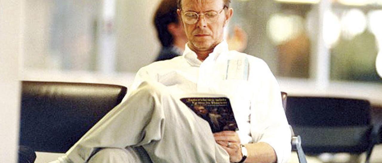 Bowie en 1995, leyendo un libro sobre Francis Bacon.  // Rex Features