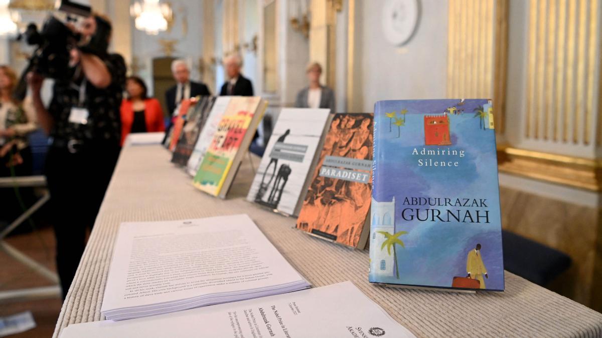 Obras del ganador del Nobel de Literatura 2021, Abdulrazak Gurnah, en la sala de la Academia Sueca donde se ha anunciado el veredicto.