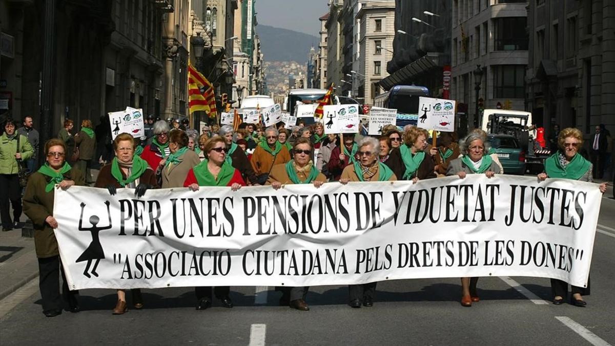 jcarbo6068372 barcelona 26 03 07 sociedad manifestacion de viudas por unas160723202609