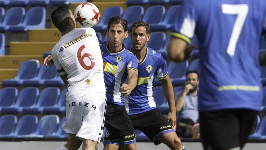 Checa y Carlos Fernández observan a un rival