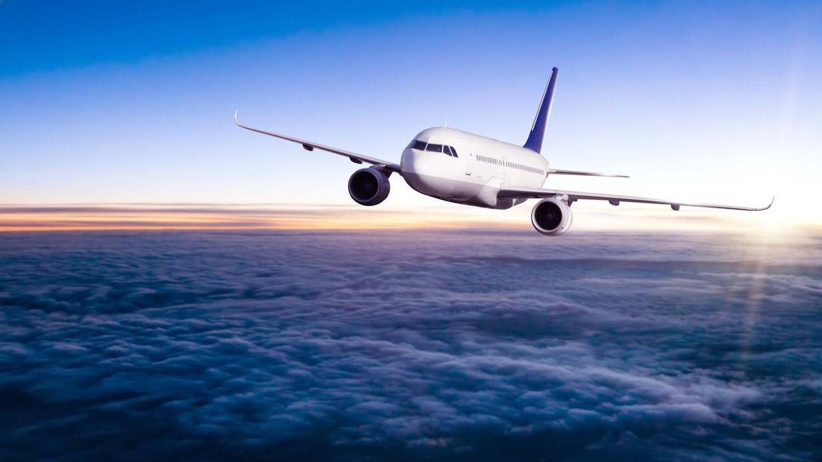 Avión sobrevolando las nubes