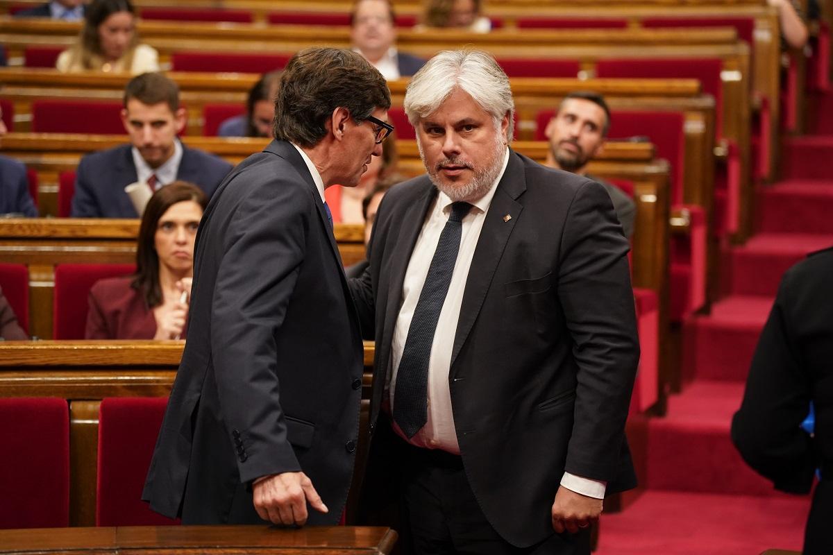 El president de la Generalitat, Salvador Illa, con el presidente de Junts en el Parlament, Albert Batet
