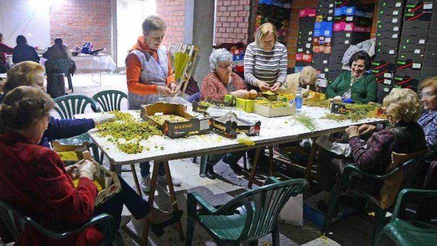 Alfombristas de Bueu trabajando en uno de los locales. // G.Núñez