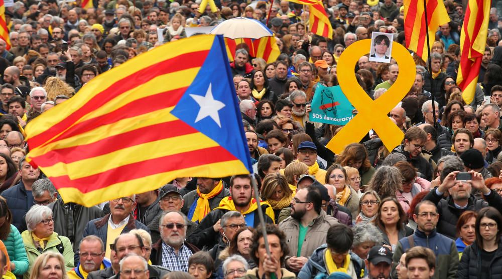 Manifestació multitudinària a Barcelona contra la detenció de Puigdemont