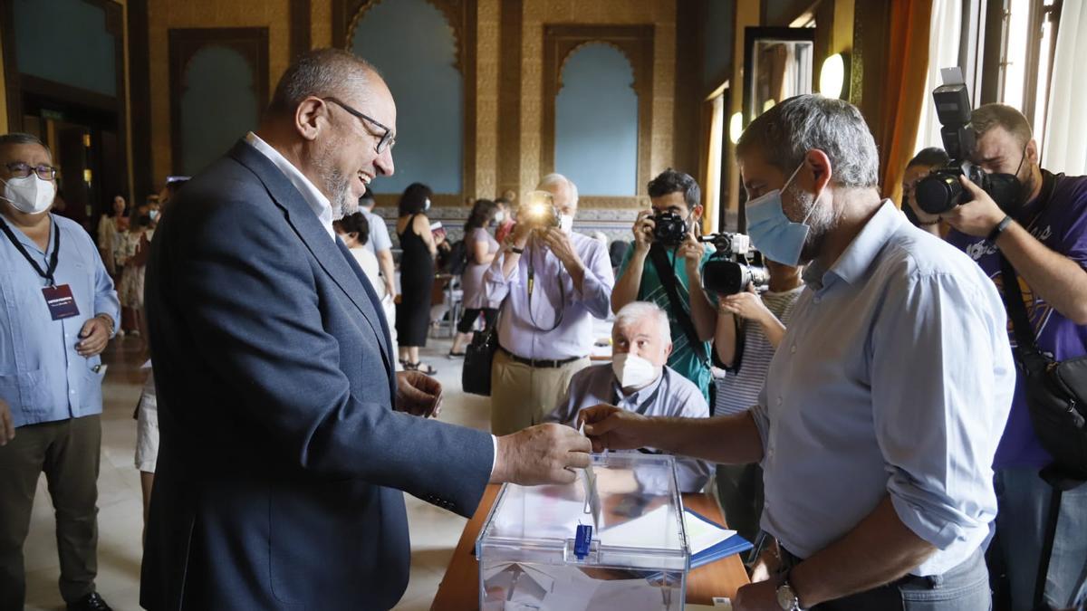 El candidato a rector Manuel Torralbo deposita su voto.