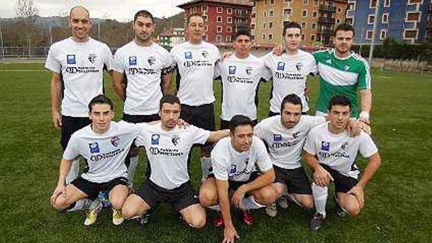 Un equipo inicial del Arenas del Sella esta temporada.