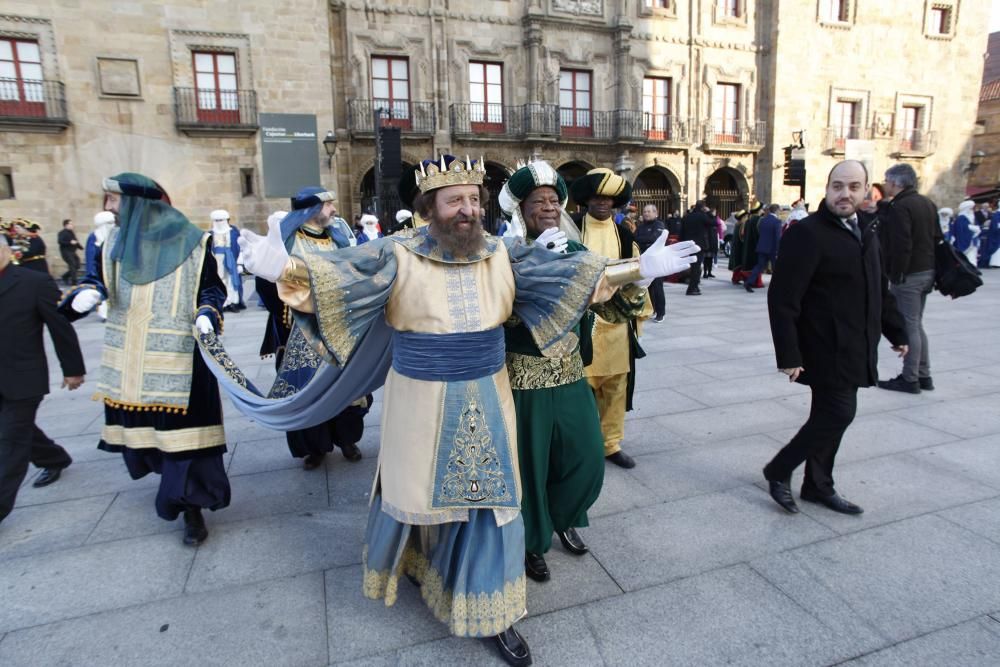 Una multitud recibe a los Reyes Magos en Gijón.