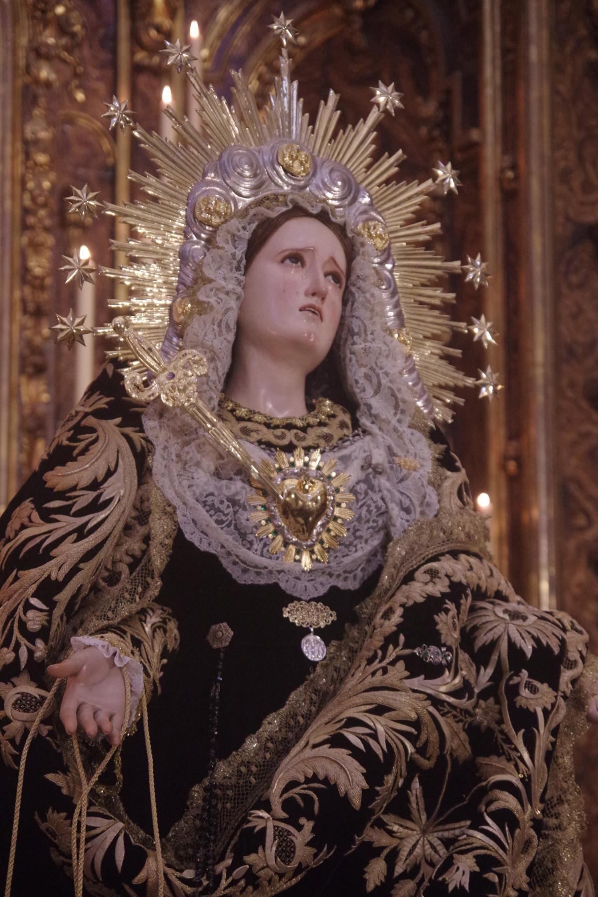 La Virgen de Servitas, hace unos días, con el puñal que fue robado en los años 40, y que fue localizado por la Orden al ponerse a la venta en Todocolección.