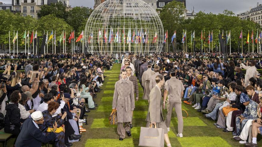 Los modelos presentan las creaciones del diseñador Pharrell Williams para Louis Vuitton en la Men’s Fashion Week de París.