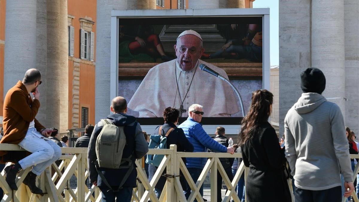 zentauroepp52684450 people watch a screen live broadcasting pope francis  sunday200308133122