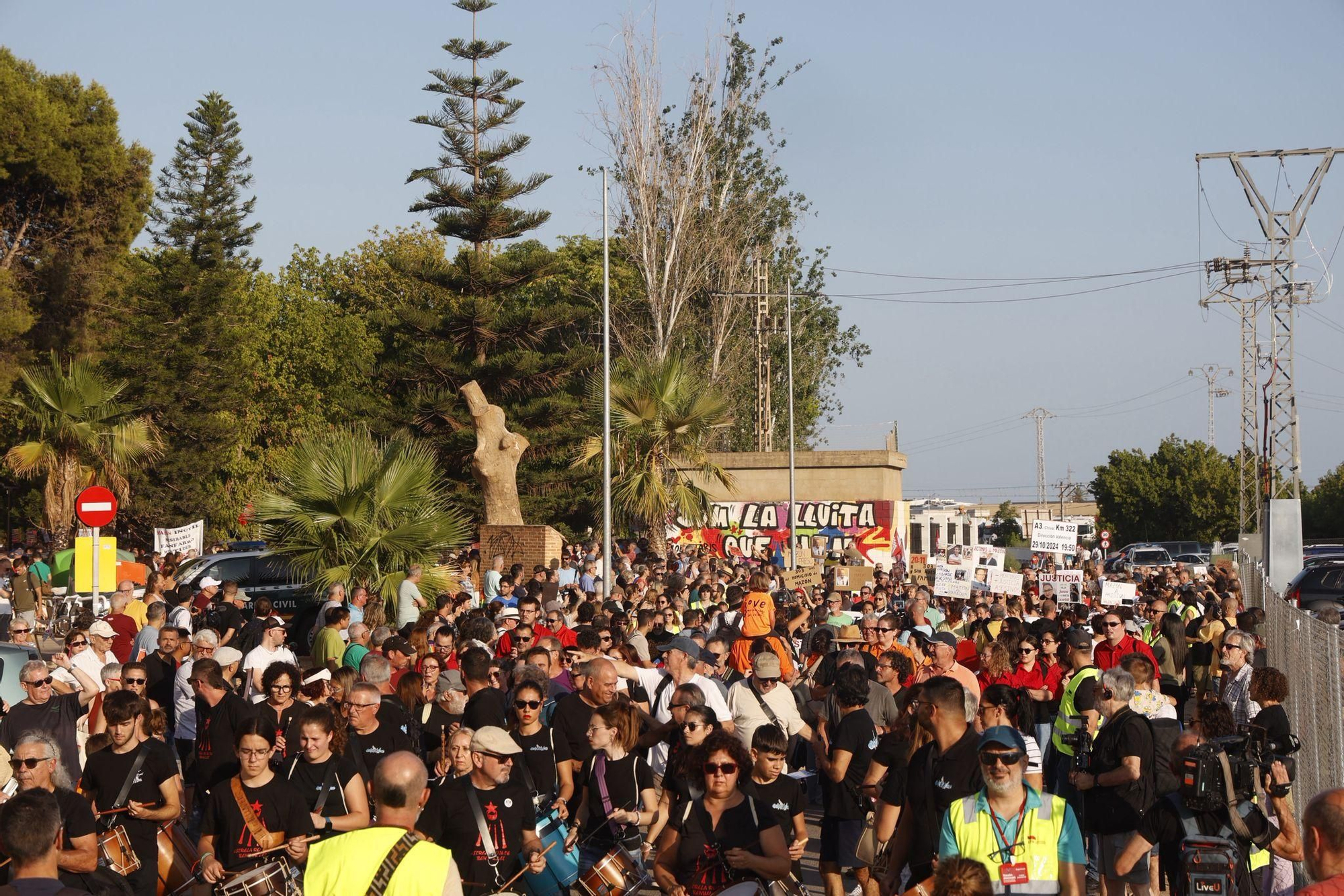 La novena manifestación contra Mazón por la gestión de la dana desde Catarroja, en imágenes