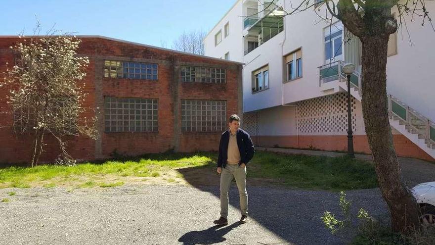 Nicolás González Casares, en el espacio que será objeto de humanización.