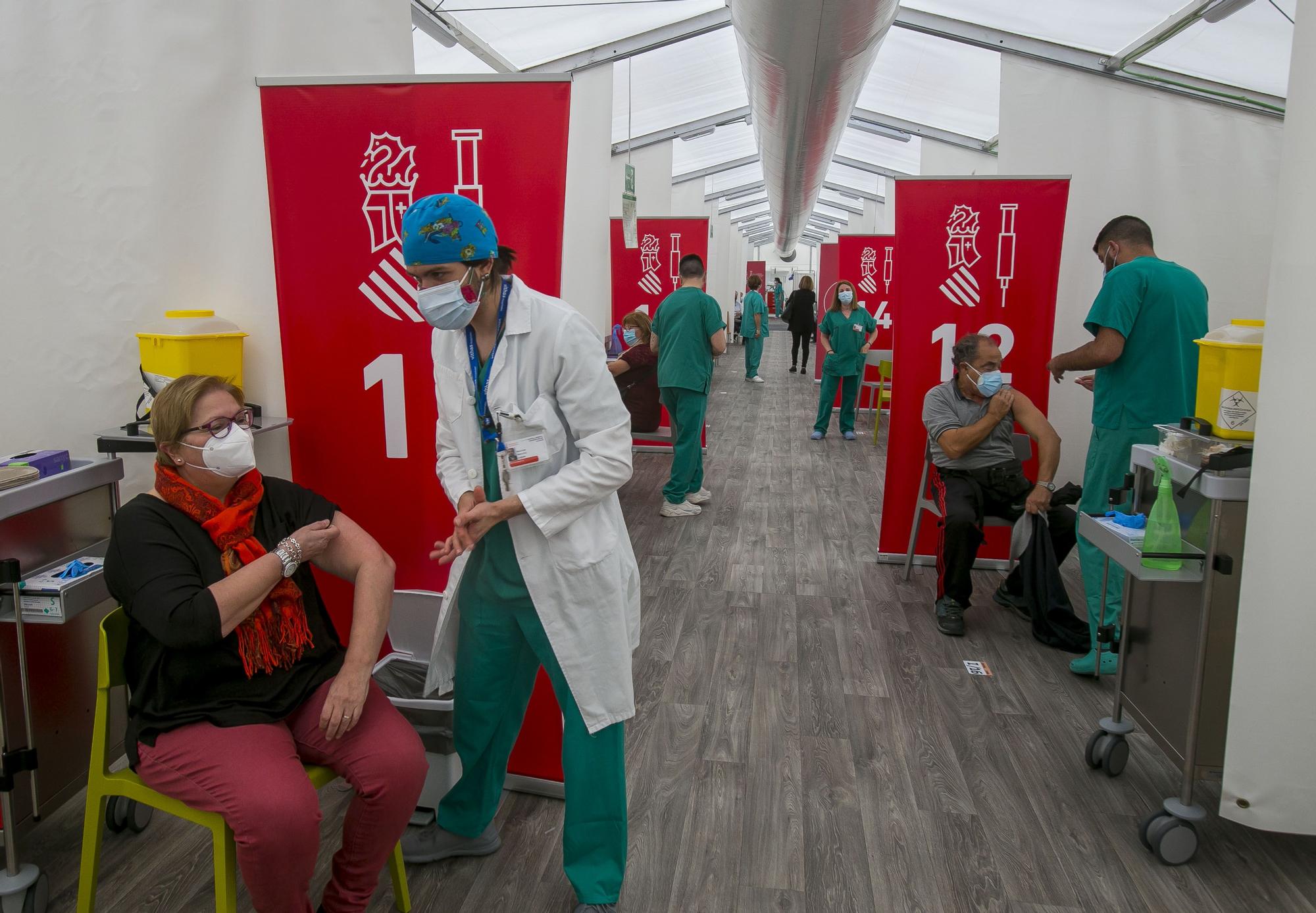 Comienza la vacunación masiva en el hospital de campaña de Alicante