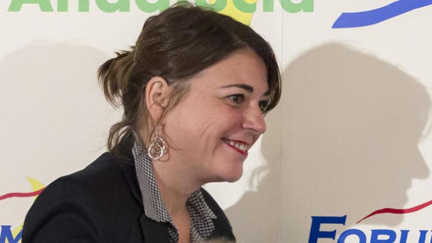 La consejera andaluza de Fomento y Vivienda, Elena Cortés (IU), tras ser presentada por el presidente de CEPES Andalucía, Antonio Romero, en un desayuno informativo de la tribuna Fórum Europa celebrado hoy en Sevilla.
