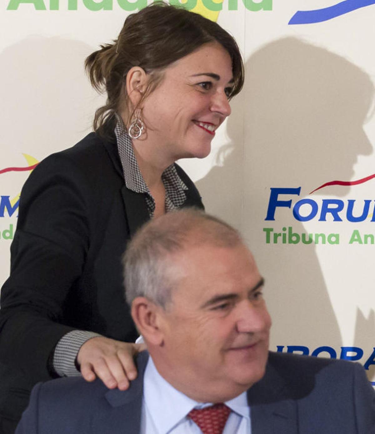 La consejera andaluza de Fomento y Vivienda, Elena Cortés (IU), tras ser presentada por el presidente de CEPES Andalucía, Antonio Romero, en un desayuno informativo de la tribuna Fórum Europa celebrado hoy en Sevilla.