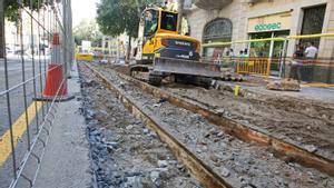 Emergeixen antigues vies del tramvia en les obres de la superilla a Barcelona