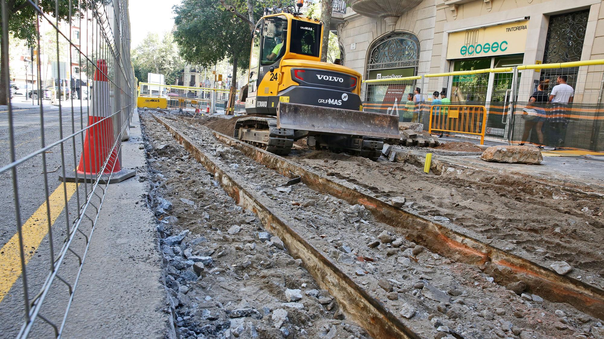 Las vías del tranvía al descubierto en la calle Girona entre Gran Vía y Diputación.